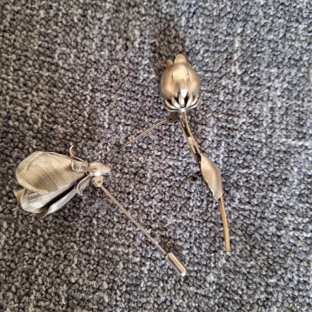 Vintage lot of 2 brooch and lapel pin.